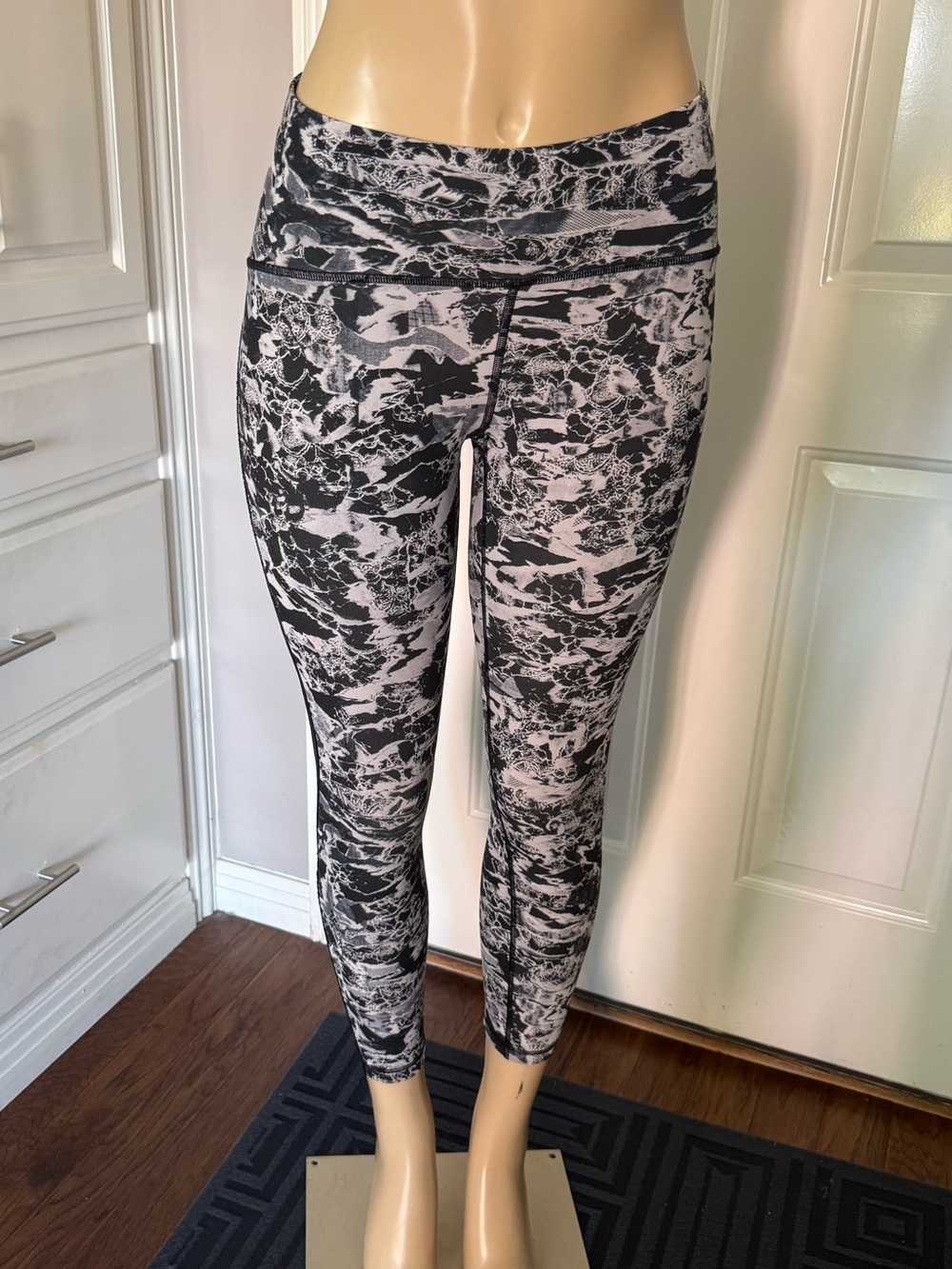 Women's Black & White Marble Print High-Waist Leggings by Lululemon Size 8